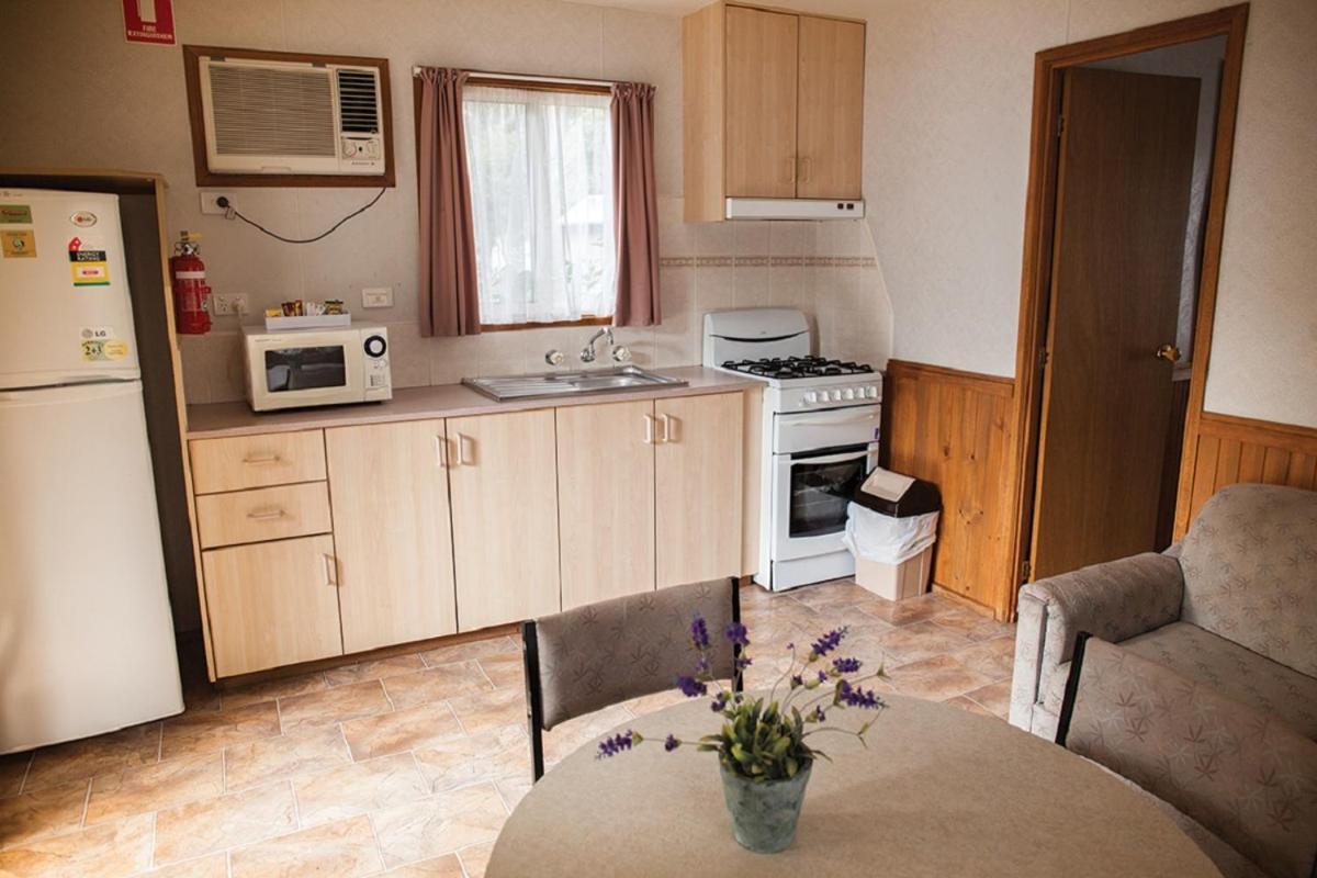 Crystal Brook Tourist Park Hotel Doncaster East Room photo